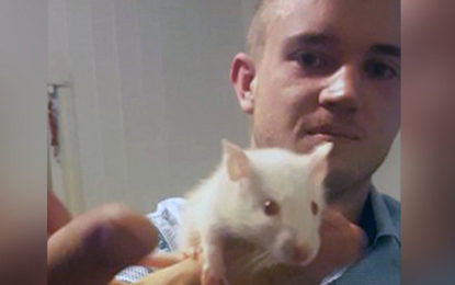 ¿Hay algo más desagradable y cruel?: Muerde la cabeza de una rata y se la traga con vodka