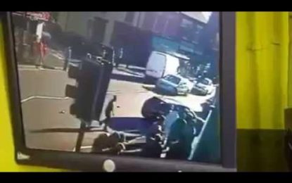 Triple salto mortal: brutal pelea callejera termina con un hombre arrollado y volando por los aires