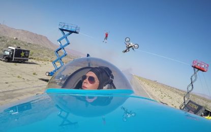 ¡Triple salto mortal! Impresionante acto involucra a un avión, una motocicleta y un equilibrista