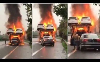 Un conductor logra rescatar un coche desde un camión remolcador en llamas