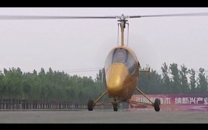 Un granjero chino da un paseo en su helicóptero hecho en casa
