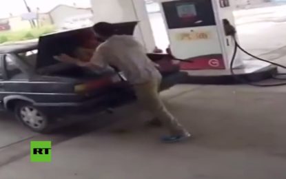 Un hombre golpea a su esposa y la mete en el maletero de su coche en plena gasolinera