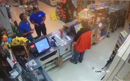 Un ladrón armado intenta atracar una tienda y el dependiente actúa así