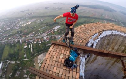 Este malabarista desafía a la muerte haciendo trucos en un monociclo sobre el abismo