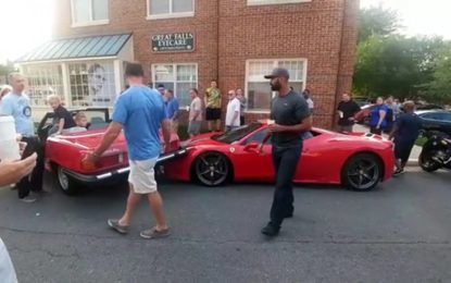 “Esto le va a salir muy caro”: Mujer monta su coche un exclusivo Ferrari al intentar estacionarse