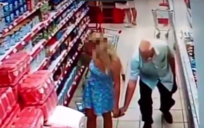 El pervertido del supermercado: un hombre es grabado mientras fotografía bajo la falda de una mujer