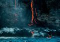 La “mujer de Indiana Jones” surfea a pocos metros de la lava de un volcán en plena erupción