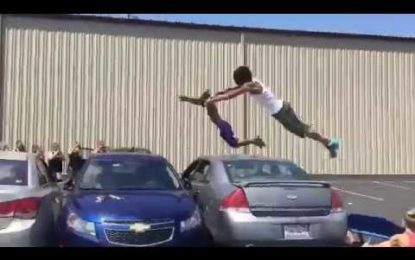 Los Juegos Olímpicos callejeros: dos gimnastas saltan sobre tres autos en una espectacular acrobacia
