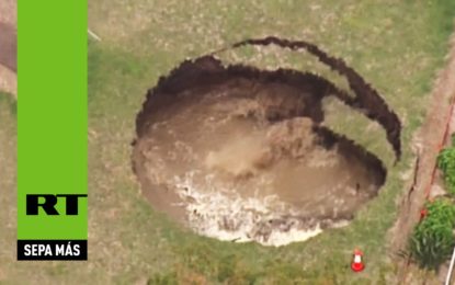 Se abre la tierra en el patio de una casa en Australia