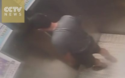 Video impactante: Un ascensor cae desde el piso 30 con un hombre a bordo