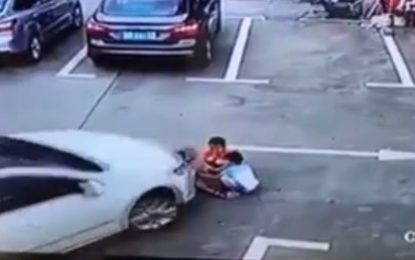 Una mujer arrolla a tres niños en un aparcamiento en China