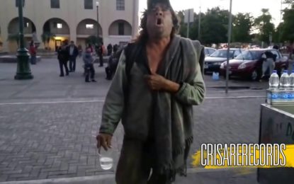 El vagabundo que canta como Juan Gabriel sorprende en la Red