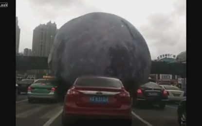 Una Luna inflable aterroriza en China a conductores, motoristas y transeúntes