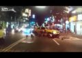 Una moto ‘se desintegra’ al colisionar con un taxi