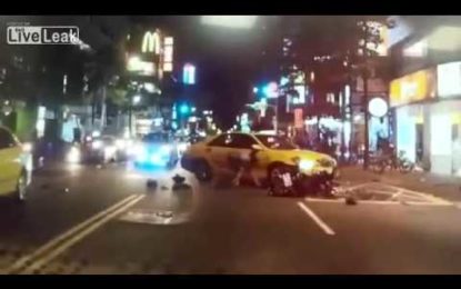 Una moto ‘se desintegra’ al colisionar con un taxi