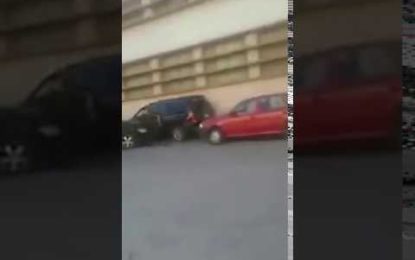 Una mujer estrella su coche contra el vehículo de su ex al encontrarlo con otra