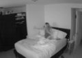 Una mujer graba cómo un ‘fantasma’ abre una puerta y le hala las sábanas mientras duerme