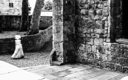 ¿Una niña fantasma?: La inesperada imagen captada en un antiguo castillo británico