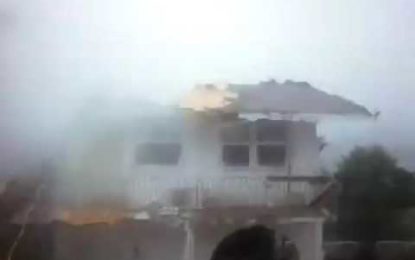 El poderoso huracán Matthew arranca el tejado de una casa en las Bahamas