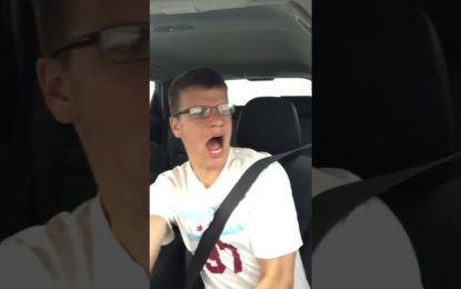 Este joven conducía por la carretera cantando una canción, hasta que…