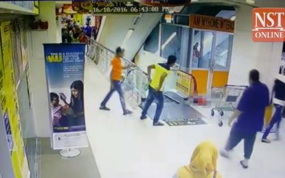 FUERTES IMÁGENES: Una niña cae de unas escaleras mecánicas de un centro comercial