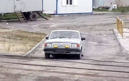 ‘Made in USSR’: un viejo coche soviético transporta a 17 hombres con un acordeón y una guitarra