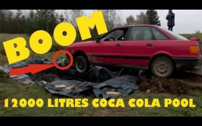 ¿Para qué este anciano baña su coche en una piscina llena de Coca-Cola?