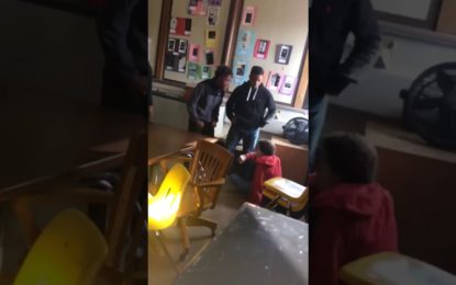 Defiende a su maestra tras ser golpeada en su salón