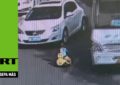 ¡Denme pista! Un niño se lanza contra el tráfico en su auto de juguete