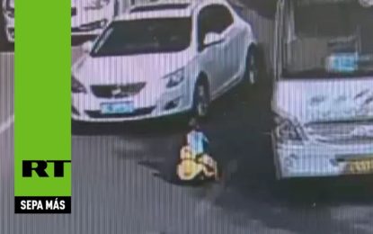 ¡Denme pista! Un niño se lanza contra el tráfico en su auto de juguete