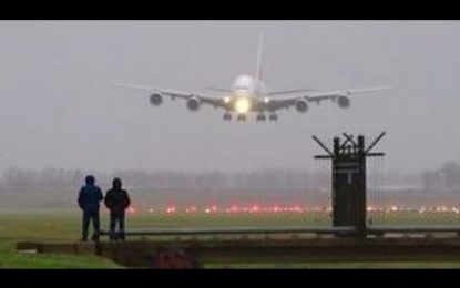Espectacular aterrizaje ‘de costado’ del avión comercial más grande del mundo