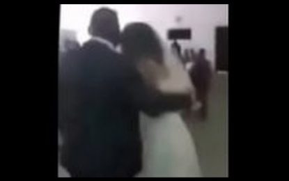 Irrumpe en la boda de su amante vestida de novia