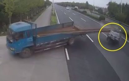 La carga de un camión ‘decapita’ un coche