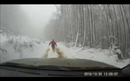 Olvida poner el freno de mano y su coche le dice ‘adiós’