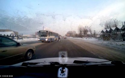 ¡Por los pelos!: Una intrépida mujer cruza una carretera repleta de vehículos sin inmutarse