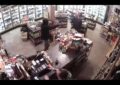 Un ladrón armado entra a robar una tienda, pero el dueño tenía otros planes