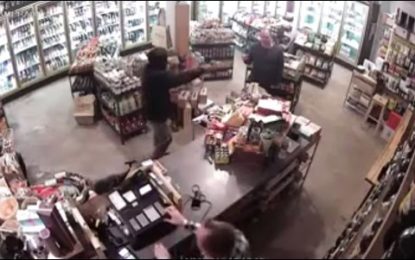 Un ladrón armado entra a robar una tienda, pero el dueño tenía otros planes