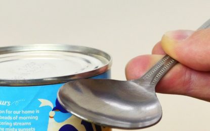 Así es como puedes abrir latas usando solo una cuchara