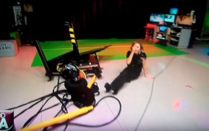 Conductora de televisión sufre dura caída en vivo