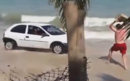 Carro que circulaba por la playa recibió la furia de un sujeto