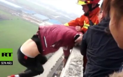 La dramática salvación de un joven que intenta saltar de un rascacielos
