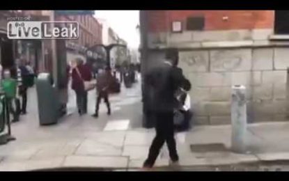 Un músico callejero inspira a un transeúnte a bailar y se queda sin un centavo