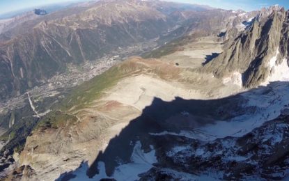 A un paso de la muerte: graba su salto en traje aéreo que casi termina en tragedia