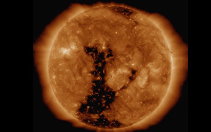 La NASA detecta un enorme ‘agujero’ en la superficie del Sol que podría afectar a la Tierra (VIDEO)