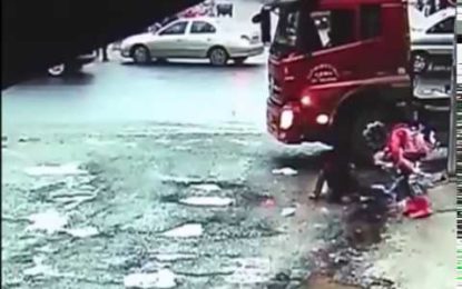 Dos niñas escapan de una muerte segura tras ser golpeadas por un camión (FUERTE VIDEO)