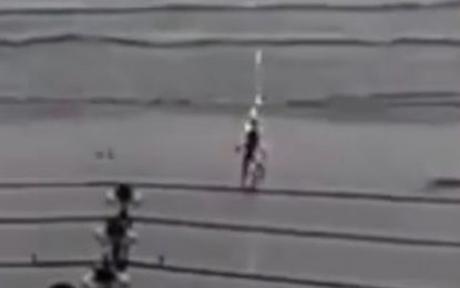 Momento exacto en el que una joven es golpeada por un rayo en una playa en Brasil
