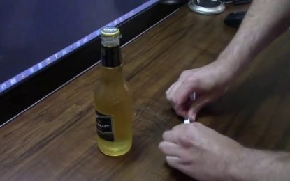 Nunca fue tan fácil abrir una botella usando un papel