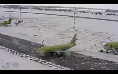 Pista congelada complicó el aterrizaje de un avión [VIDEO]