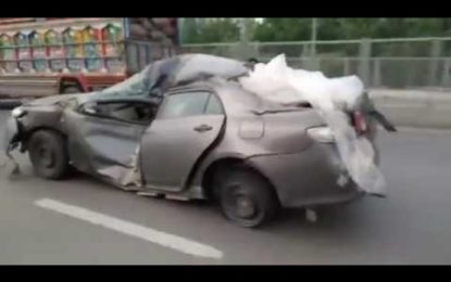 Toyota, ‘el coche del año’: Sin un neumático, casi destruido, ¡pero todavía anda!
