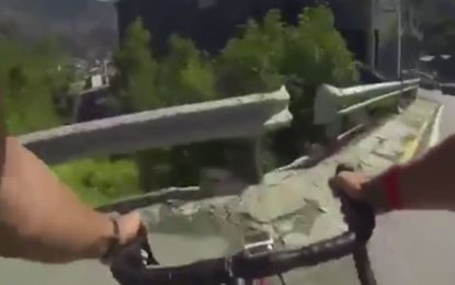 Un ciclista graba en video cómo cae por un barranco